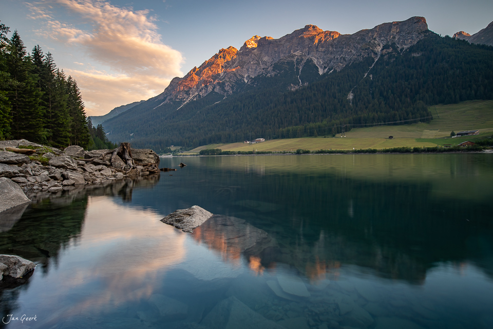 Sufersersee mit Bergspiegelung bei Sonnenaufgang, Graubünden Schweiz – Jan Geerk Fotograf Basel