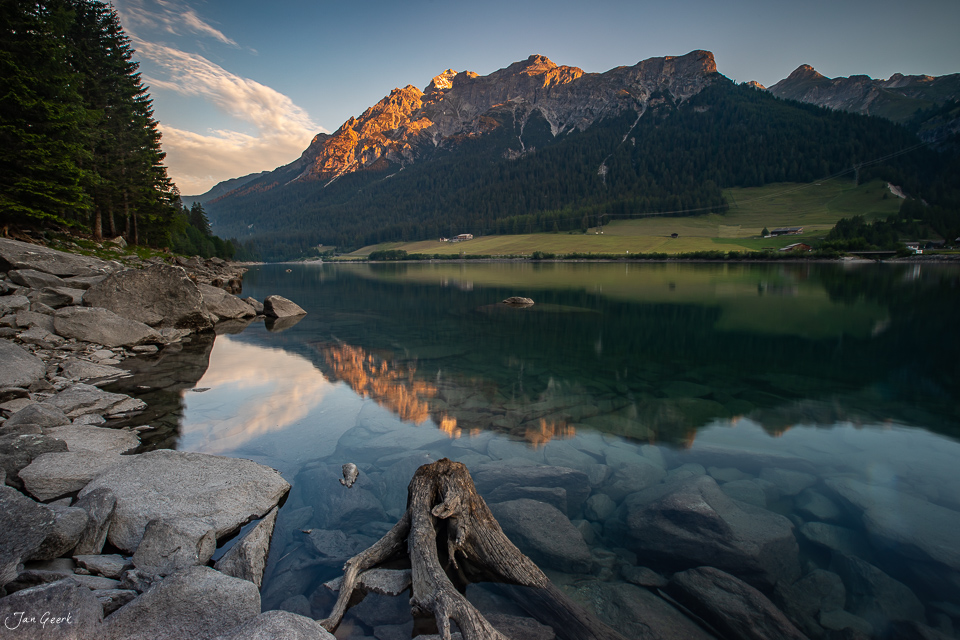 Bergsee mit Bergspiegelung bei Sonnenaufgang im Sufers See Graubünden Schweiz – Jan Geerk Fotograf Basel