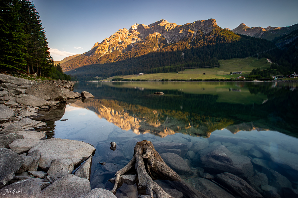 Sufersersee Bergsee mit Spiegelung der Bergkette im klaren Wasser, Graubünden Schweiz – Jan Geerk Fotograf Basel