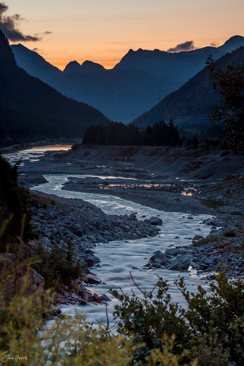 Alpenfluss Bergtal Sonnenuntergang Blauerstunde Graubünden Schweiz – Jan Geerk Fotograf Basel