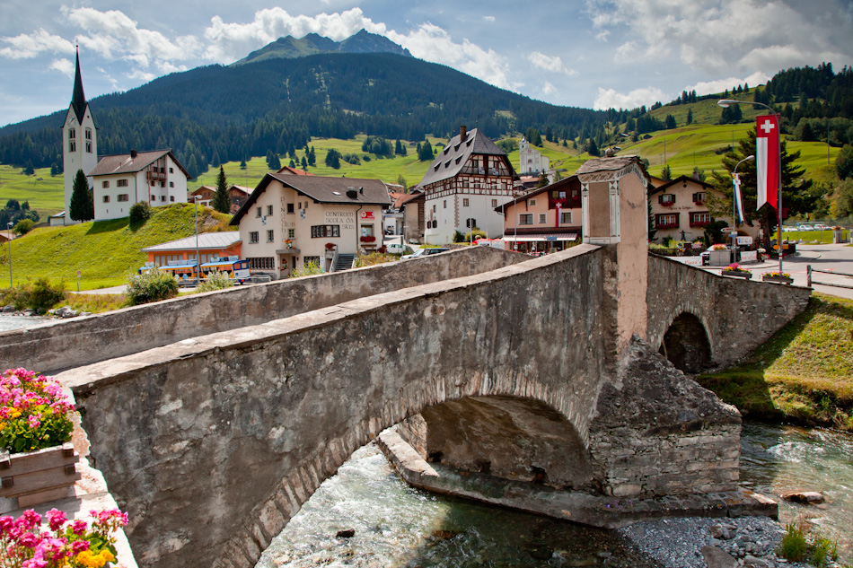 Savognin Steinbrücke Bergdorf Sommer Graubünden Schweiz – Jan Geerk Fotograf Basel