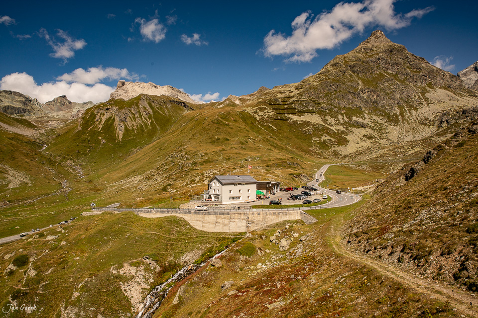 Berggasthaus am Julierpass Surses mit grünen Alpenweiden und Bergpanorama im Sommer, Graubünden Schweiz – Jan Geerk Fotograf Basel
