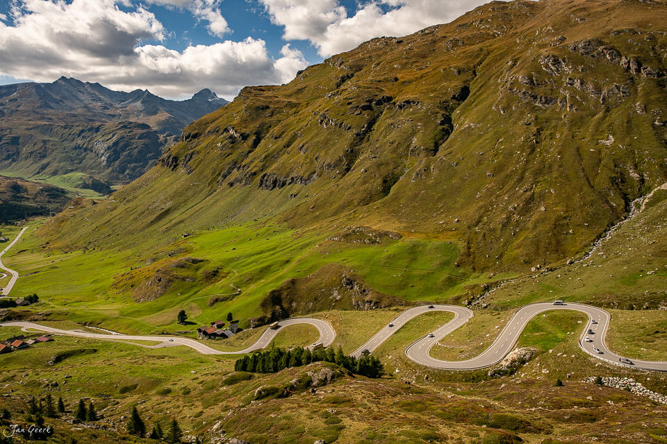 Serpentinen der Passstrasse am Julierpass mit grünen Alpweiden, Felsformationen und Bergpanorama im Sommer, Graubünden Schweiz – Jan Geerk Fotograf Basel
