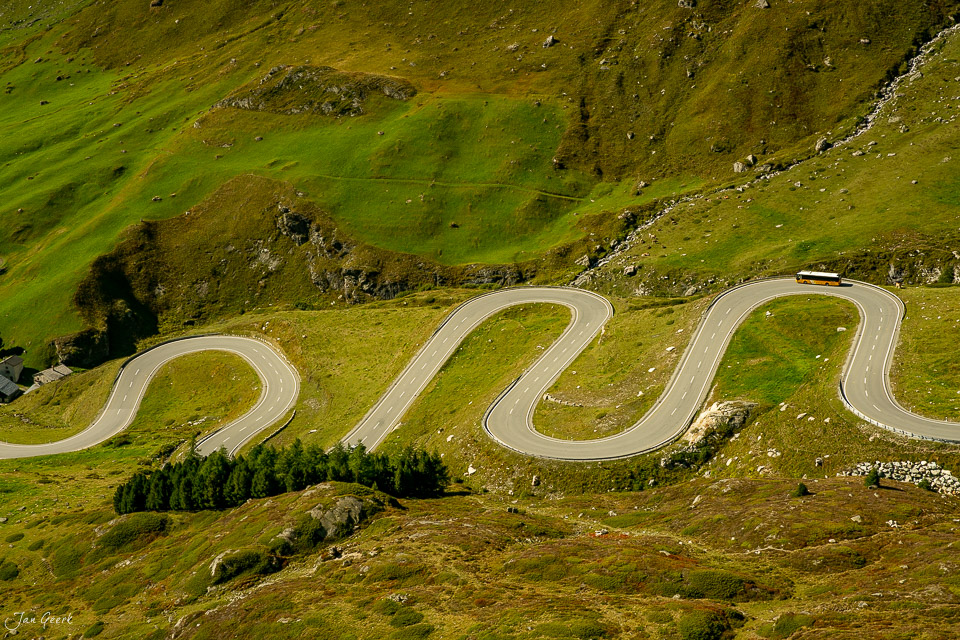 Serpentinen Passstrasse Julierpass grüne Alpenwiesen Sommer Graubünden Schweiz Jan Geerk Fotograf Basel