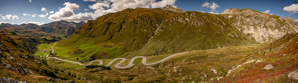 Serpentinenstrasse Julierpass Graubünden Sommerliche Alpenlandschaft Schweiz Jan Geerk Fotograf Basel