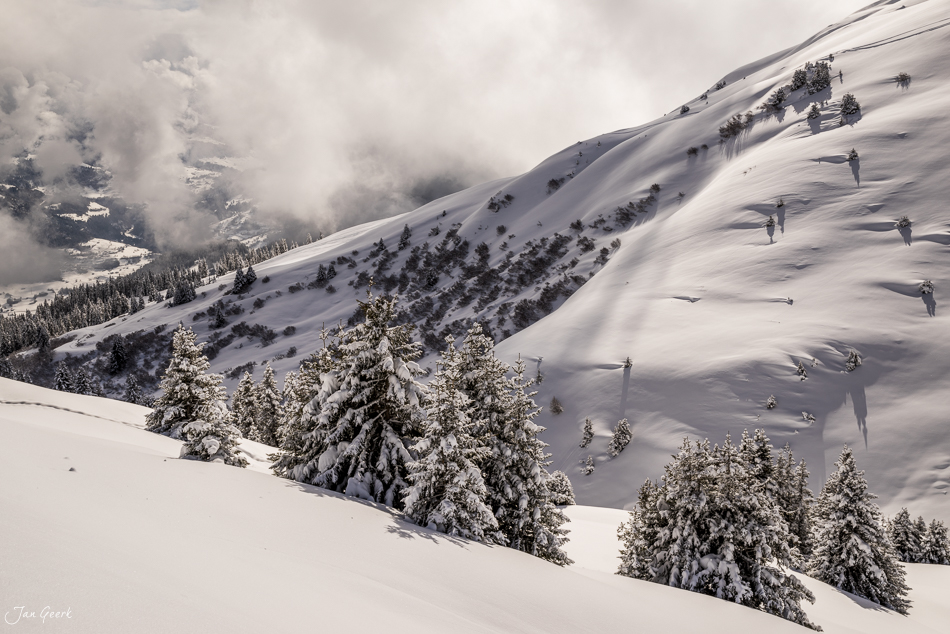 Snowboarder fahren in der Halfpipe Laax im Schnee, verschneite Berghänge, Winterstimmung Graubünden Schweiz – Jan Geerk Fotograf Basel