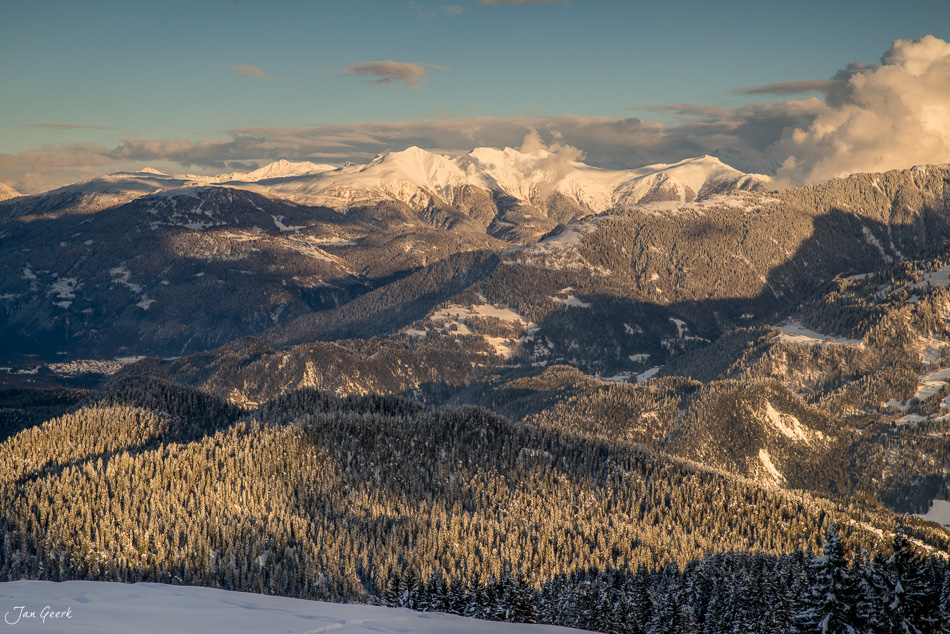Schneebedeckte Berglandschaft mit Lärchenwäldern bei Laax, Graubünden, Schweiz – Jan Geerk Fotograf Basel