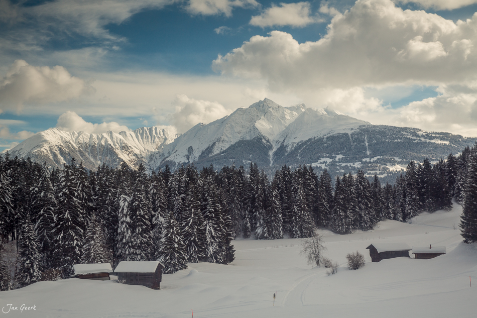 Schneebedeckte Berglandschaft mit Fichten bei Laax, Winterstimmung Graubünden Schweiz – Jan Geerk Fotograf Basel