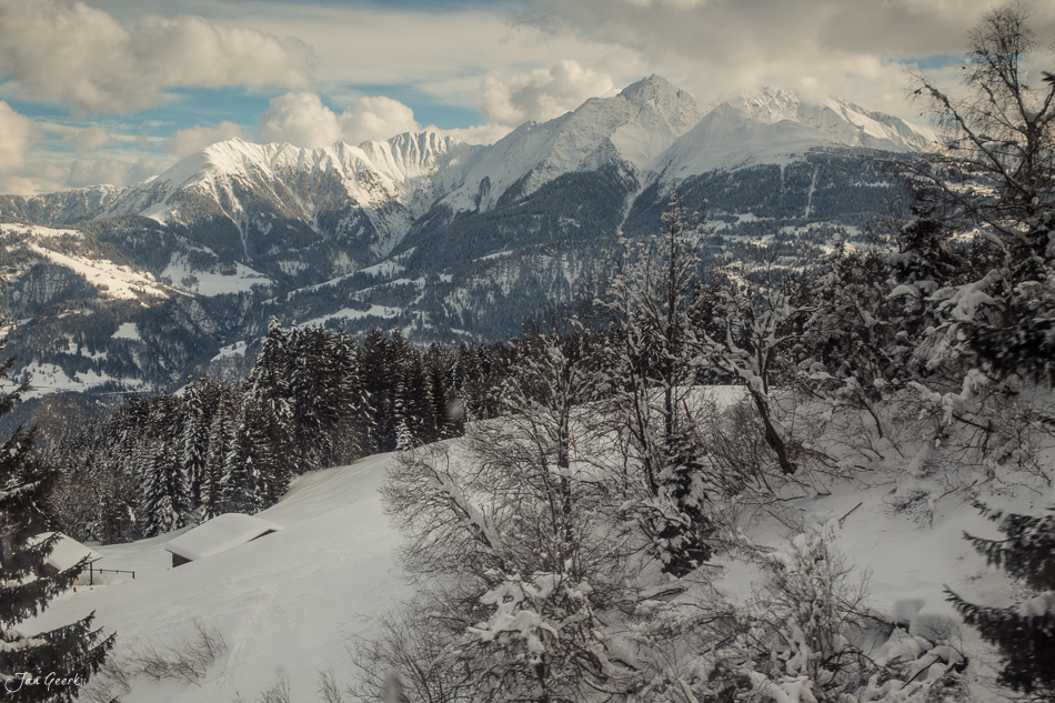 Verschneite Berglandschaft Laax mit schneebedeckten Gipfeln Wintersonne Graubünden Schweiz – Jan Geerk Fotograf Basel