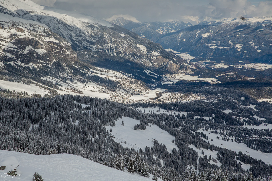 Verschneite Berglandschaft Laax mit Skigebiet, Seen und Wäldern im Winter, Graubünden Schweiz – Jan Geerk Fotograf Basel