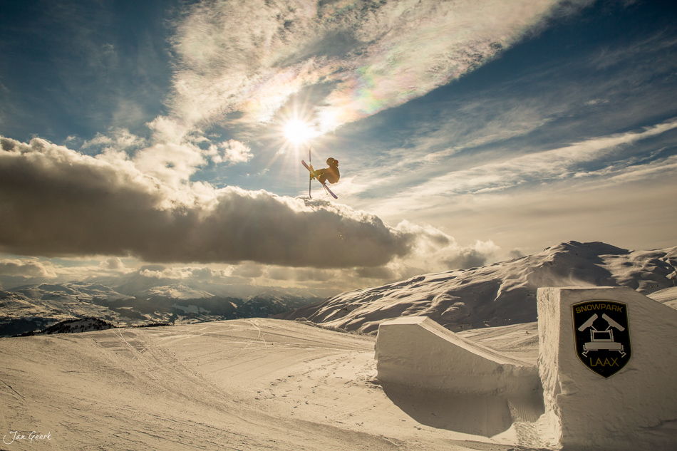 Snowboarder in der Halfpipe Laax vor Alpenpanorama, Wintersonne und Schnee, Graubünden Schweiz – Jan Geerk Fotograf Basel