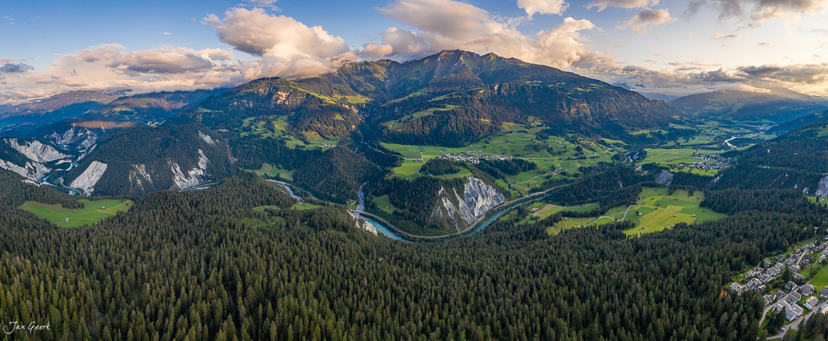 Luftaufnahme der Rheinschlucht mit Flussschleife, Alpenpanorama und Föhrenwäldern, Sommerliche Stimmung, Graubünden Schweiz – Jan Geerk Fotograf Basel