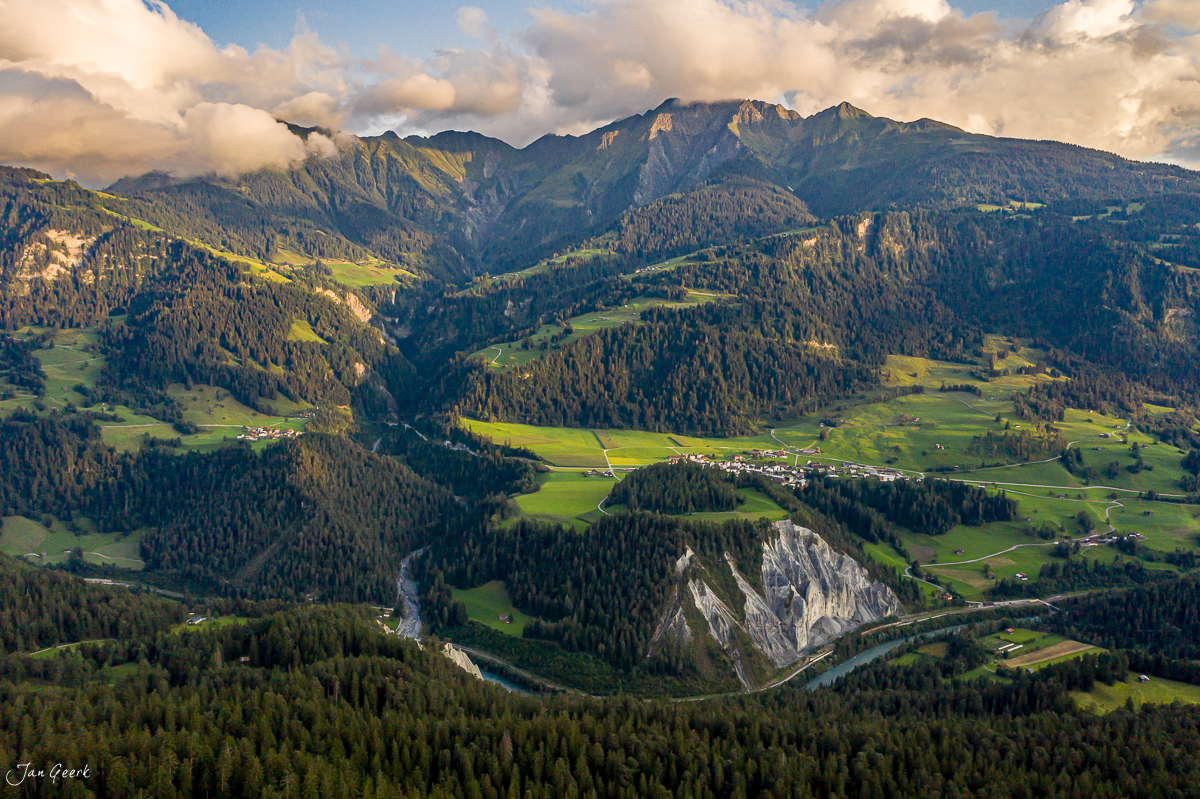 Luftaufnahme Rheinschlucht mit Berglandschaft, grüne Wiesen und Wälder, sonnige Sommerstimmung Graubünden Schweiz – Jan Geerk Fotograf Basel