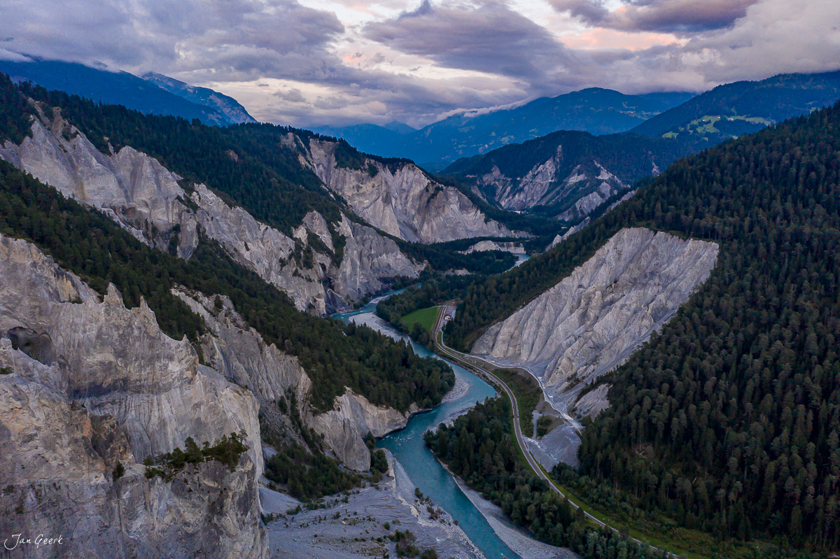 Luftaufnahme der Rheinschlucht mit türkisblauem Fluss, Kalksteinfelsen und Bergwald, dramatischer Himmel, Sommer, Graubünden, Schweiz – Jan Geerk Fotograf Basel
