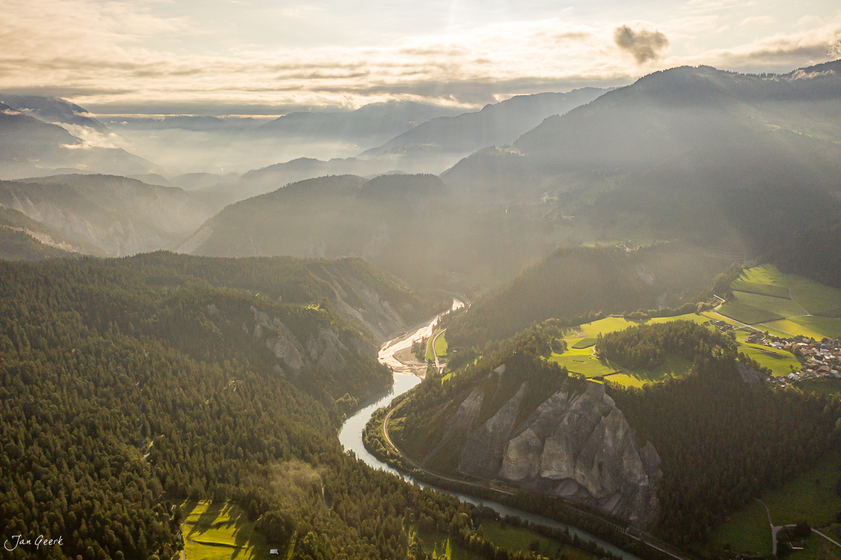Luftaufnahme Rheinschlucht mit Fluss, bewaldete Berge und Nebel, Graubünden Schweiz – Jan Geerk Fotograf Basel