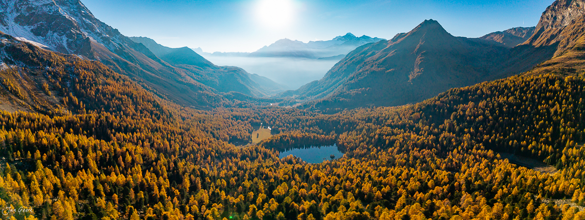 Luftaufnahme Lago di Saoseo mit golden gefärbten Lärchen, Herbststimmung in Graubünden Schweiz – Jan Geerk Fotograf Basel