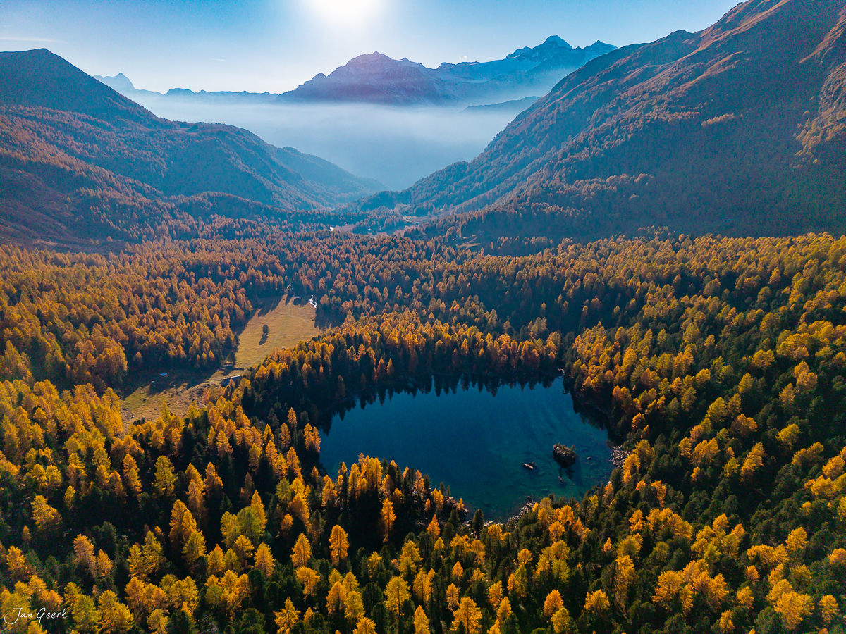 Lago di Saoseo im Herbst mit goldenen Lärchen, Bergkulisse und Nebelschleier, Graubünden Schweiz – Jan Geerk Fotograf Basel