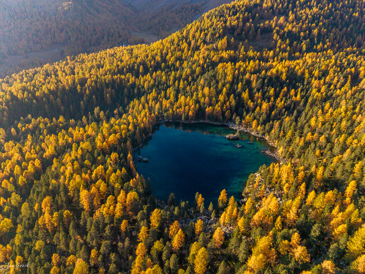 Bergsee Lago di Saoseo mit goldenen Lärchen im Herbst, Luftaufnahme Graubünden Schweiz – Jan Geerk Fotograf Basel