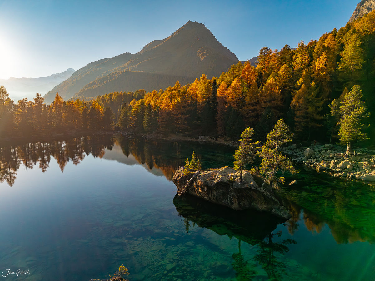 Bergsee mit Lärchen im Herbst, Bergspiegelung in Saoseo, Graubünden, Schweiz – Jan Geerk Fotograf Basel