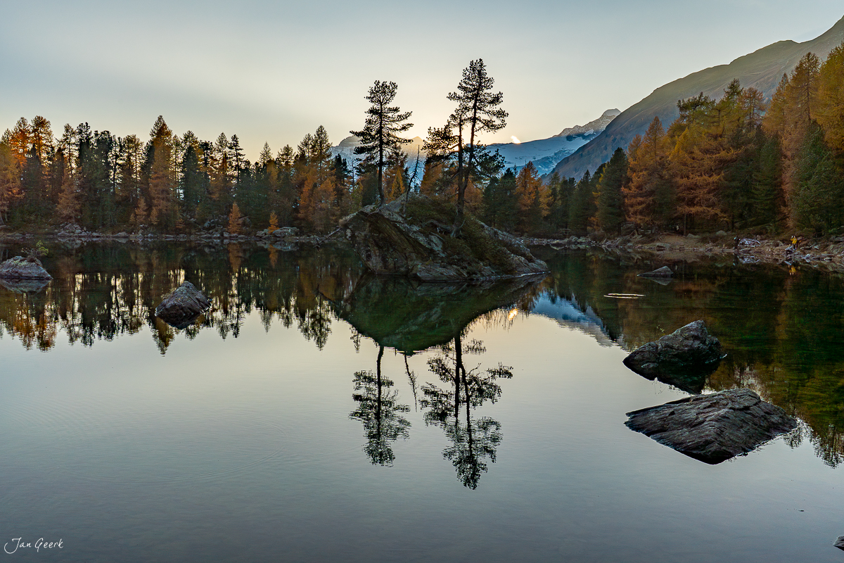 Spiegelglatter See mit Lärchenwäldern und Bergen im Herbst am Lago di Saoseo Graubünden Schweiz – Jan Geerk Fotograf Basel