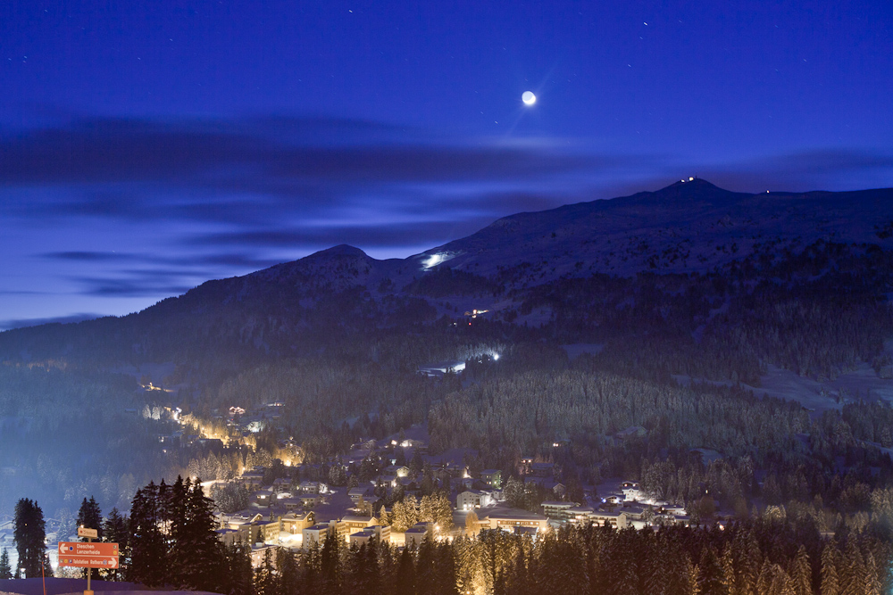 Lenzerheide Filisur Bergdorf Mondnacht Blaue Stunde Graubünden Schweiz Jan Geerk Fotograf Basel