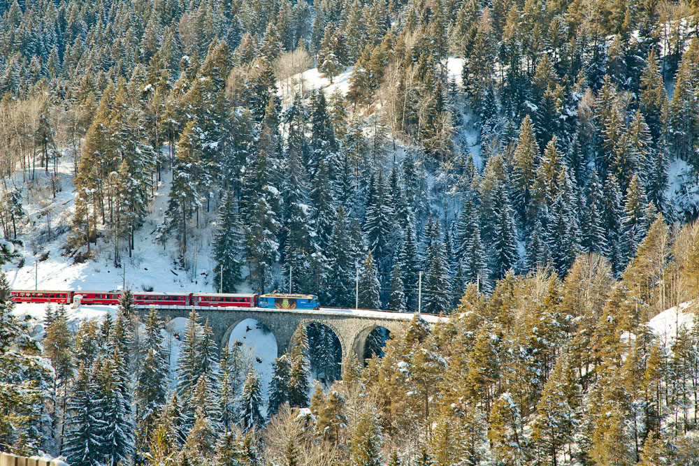 Bernina Express Zug Viadukt Filisur Lenzerheide Winter Schnee Graubünden Schweiz – Jan Geerk Fotograf Basel