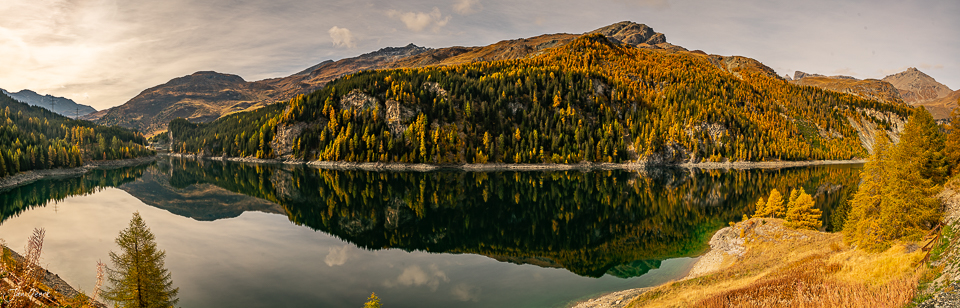 Berglandschaft mit Lärchen am Marmorera-See im Herbst, Graubünden Schweiz – Jan Geerk Fotograf Basel