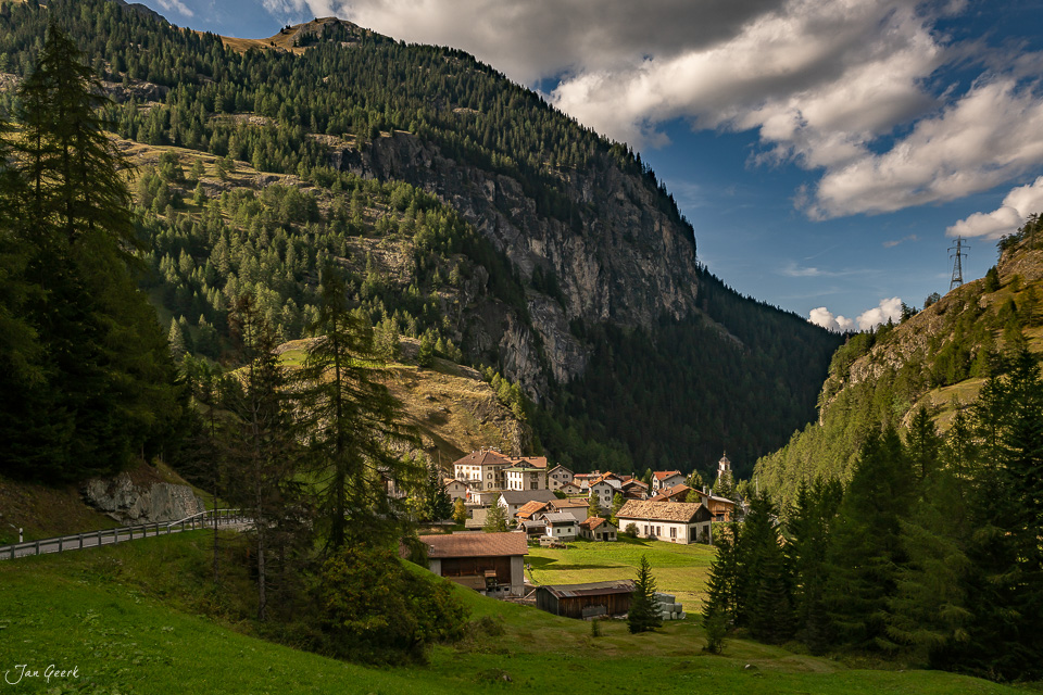 Bergdorf Mulegns im Juliertal mit Alpengipfeln, Lärchenwäldern und Sommerlicht, Graubünden Schweiz – Jan Geerk Fotograf Basel