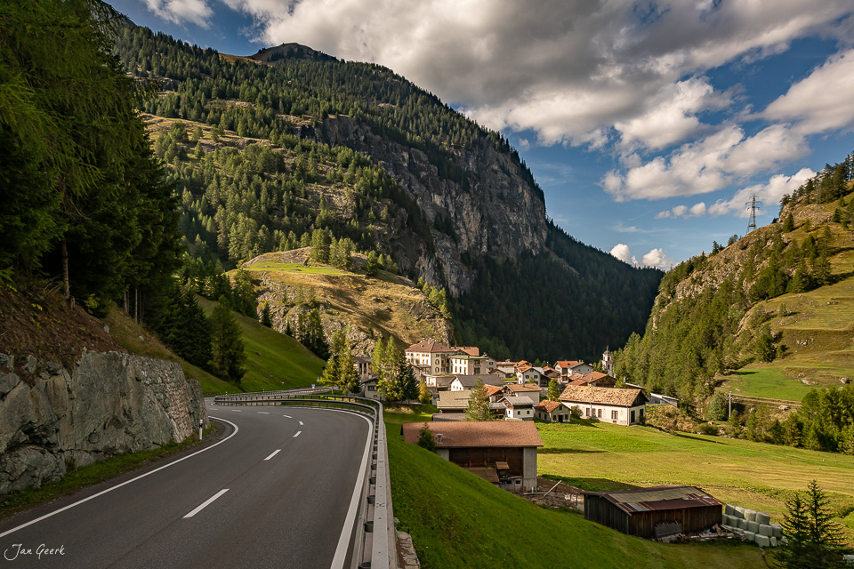 Bergdorf Mulegns im Julierpass mit Bergstraße, Alpendorf, Sommerlichtstimmung, Graubünden Schweiz – Jan Geerk Fotograf Basel