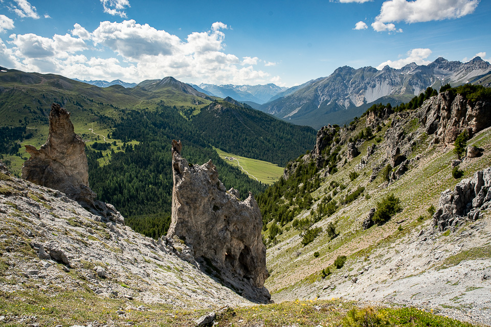 Felsformationen und Alpensommer im Unterengadin mit Bergpanorama, Schweiz – Jan Geerk Fotograf Basel