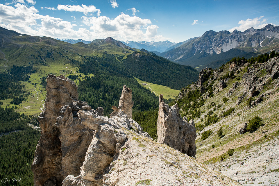 Felsformation mit Bergpanorama im Flüelapass, Sommer in Graubünden Schweiz – Jan Geerk Fotograf Basel
