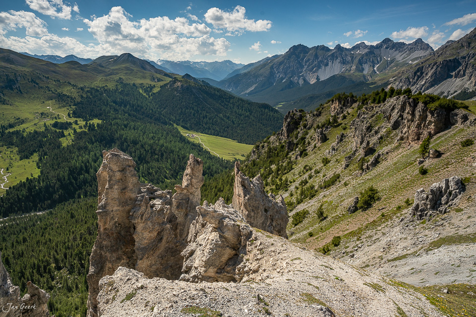 Felskegel und Berglandschaft im Nationalpark mit Alpsommer, Graubünden Schweiz – Jan Geerk Fotograf Basel