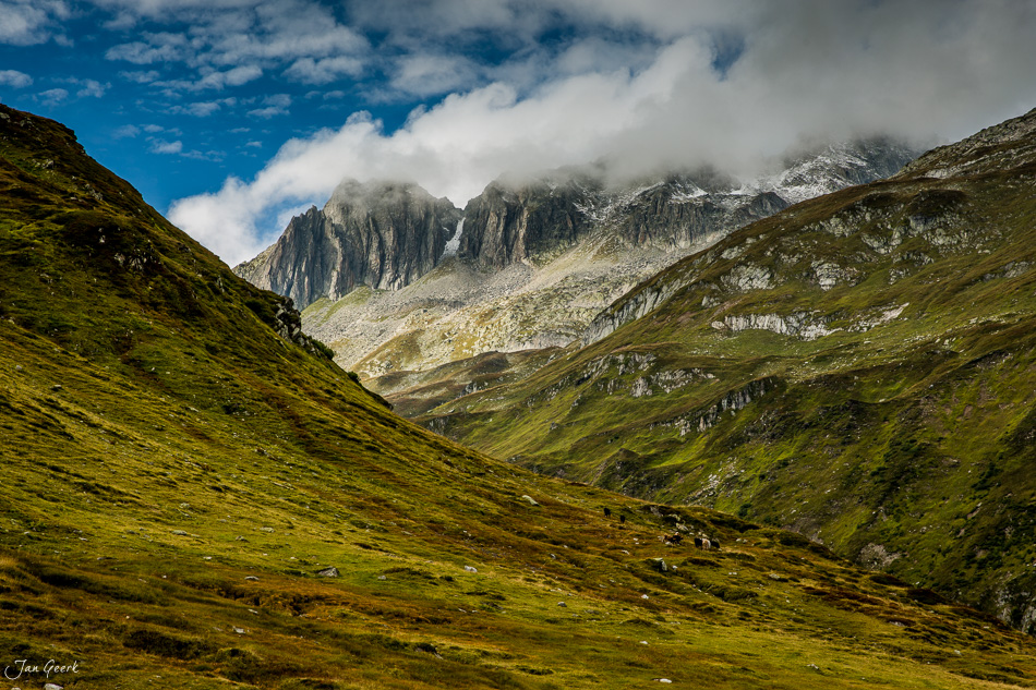 Alpental mit grünen Matten und markanten Felstürmen am Oberalp, Sommer, Graubünden Schweiz – Jan Geerk Fotograf Basel
