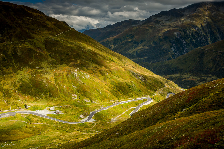 Kurvenreiche Passstrasse Oberalp im Sommer mit grünen Bergen und Bergketten der Schweiz – Jan Geerk Fotograf Basel