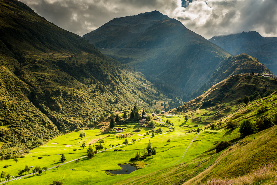 Alpental mit grünen Wiesen und Bergen, Oberalp Graubünden Sommerstimmung Schweiz – Jan Geerk Fotograf Basel