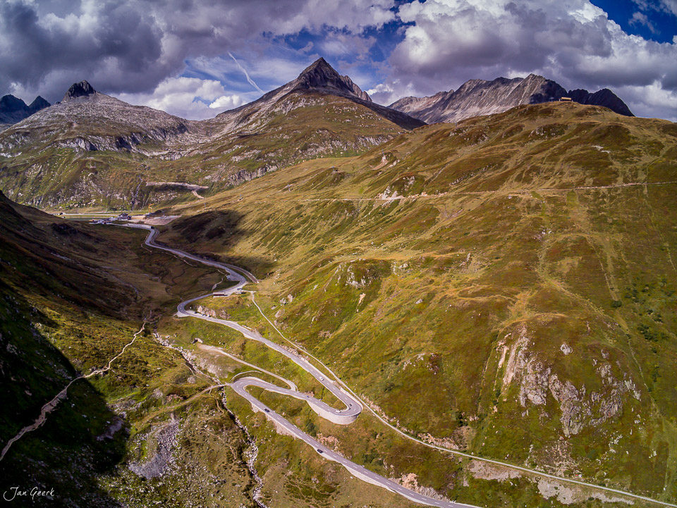 Serpentinen der Passstrasse am Oberalppass mit Alpengipfeln unter dramatischem Himmel, Graubünden Schweiz – Jan Geerk Fotograf Basel