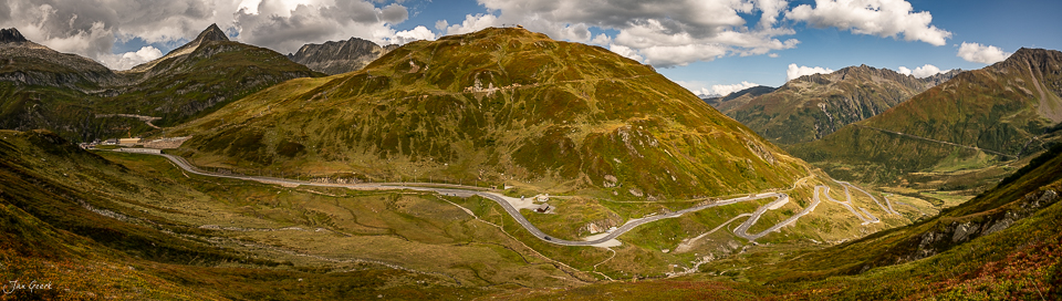 Serpentinen der Passstrasse am Oberalppass mit grünen Alpweiden und Bergketten, Sommerliche Bergszenerie Graubünden Schweiz – Jan Geerk Fotograf Basel