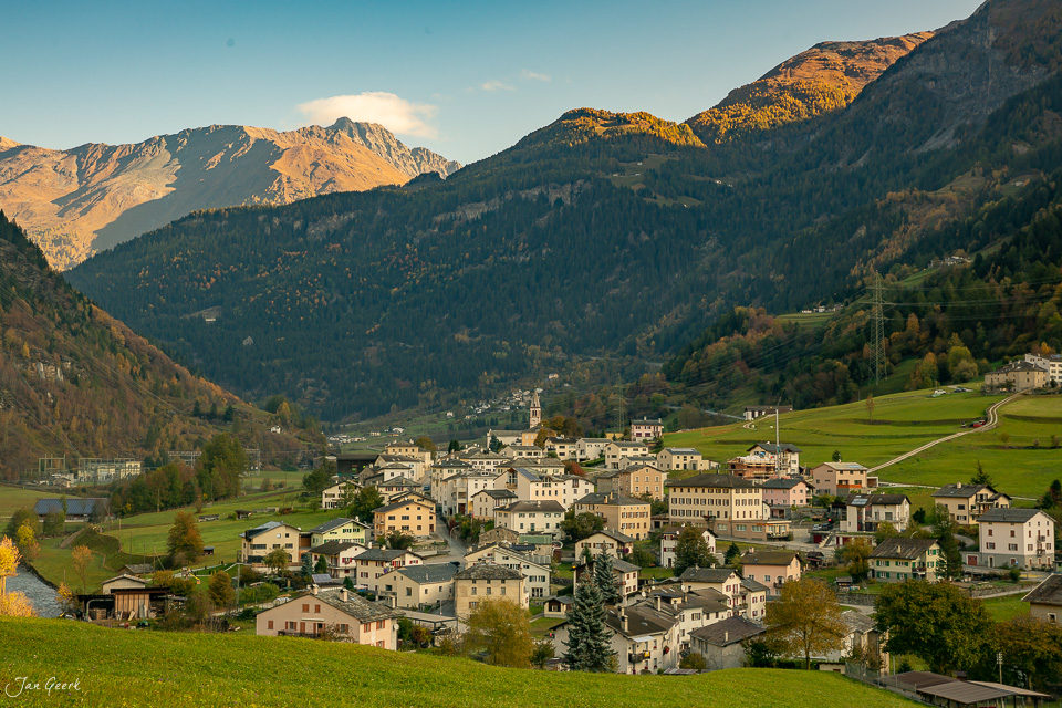Herbstliches Dorf Poschiavo im Tal mit Bergen und See in Graubünden Schweiz – Jan Geerk Fotograf Basel