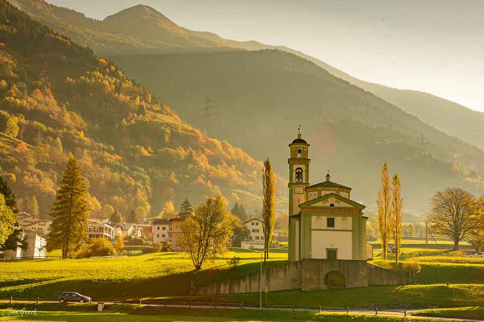 Kirche im Herbst mit Bergen und See in Poschiavo Graubünden Schweiz – Jan Geerk Fotograf Basel