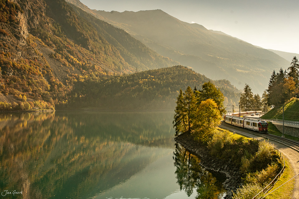 Zug an der Albulalinie am Lago di Poschiavo im Herbst, Graubünden Schweiz – Jan Geerk Fotograf Basel