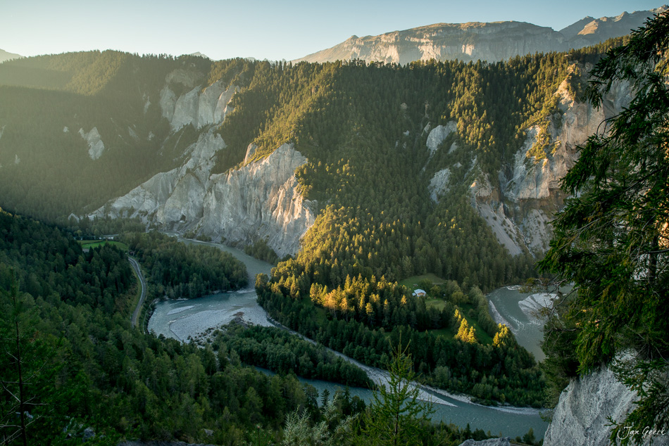 Rheinschlucht mit mächtige Felswände, grüne Wälder und blauem Fluss in Graubünden Schweiz – Jan Geerk Fotograf Basel