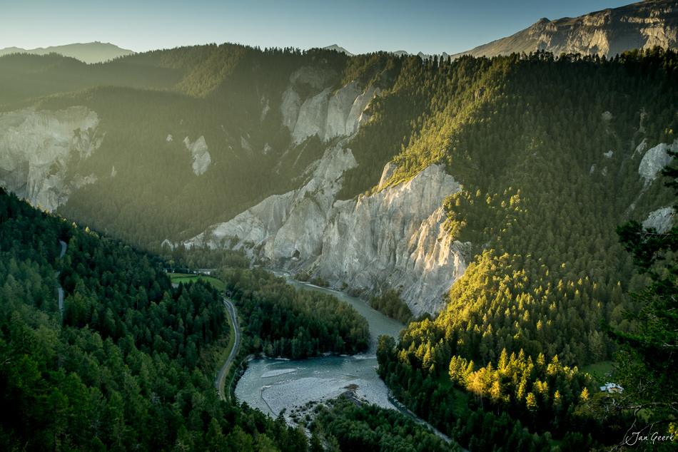 Rheinschlucht mit Fluss, Felswänden und Nadelwald im Sommerlicht, Graubünden Schweiz – Jan Geerk Fotograf Basel