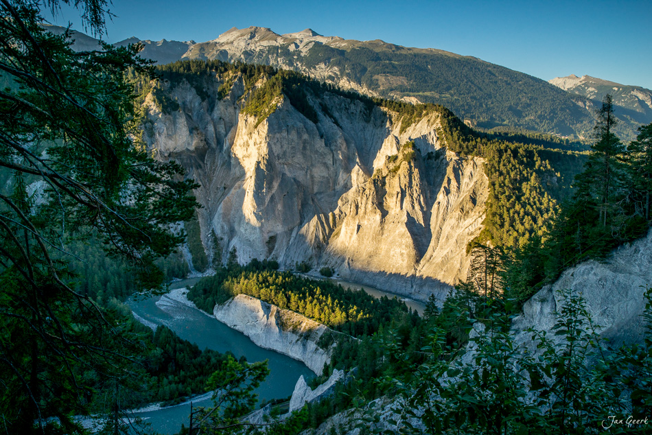 Rheinschlucht mit türkisem Fluss, steilen Felswänden und Nadelwald im Sommer, Graubünden Schweiz – Jan Geerk Fotograf Basel