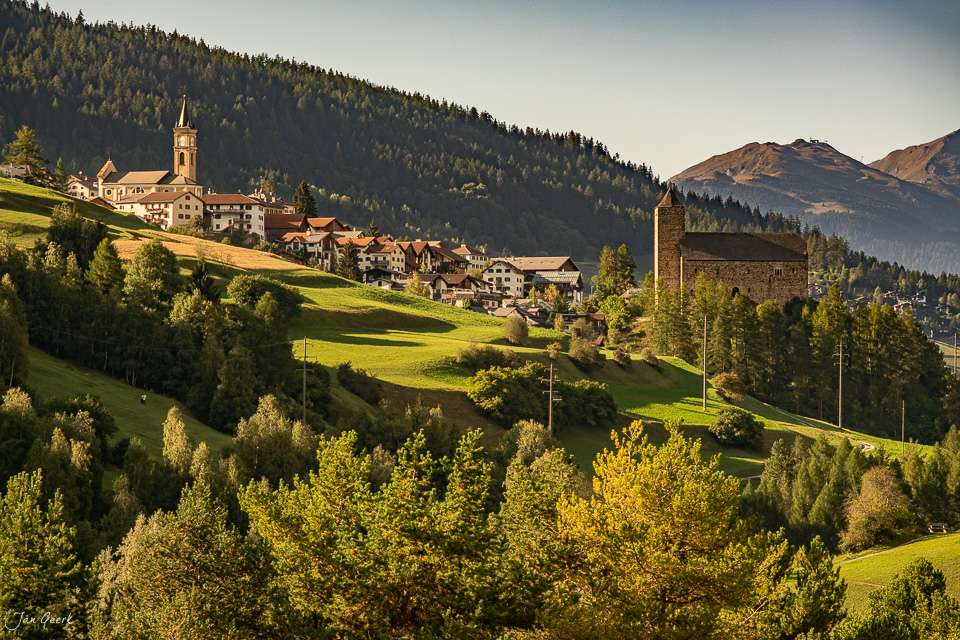 Dorf Savognin mit Kirche und Schloss in herbstlicher Berglandschaft Graubünden Schweiz Jan Geerk Fotograf Basel