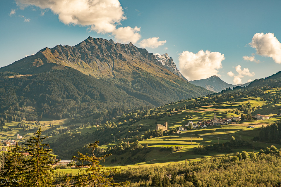 Alpendorf Savognin mit Kirche und Schloss, sonniges Sommerlicht über Graubünden Schweiz – Jan Geerk Fotograf Basel