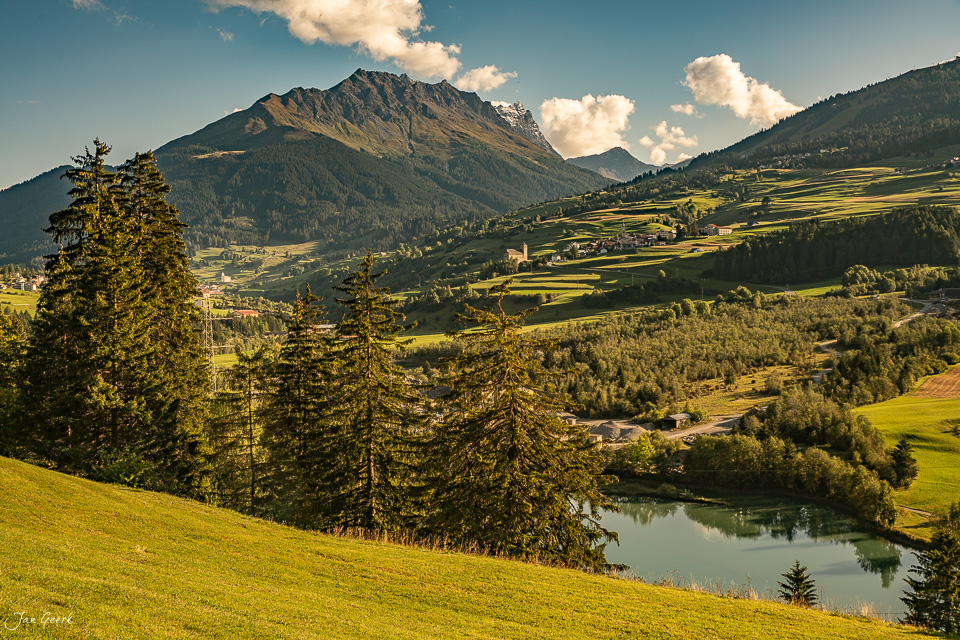 Alpental Savognin mit Bergpanorama, grünen Wiesen und Flusslandschaft, Sommerlichter Graubünden Schweiz – Jan Geerk Fotograf Basel