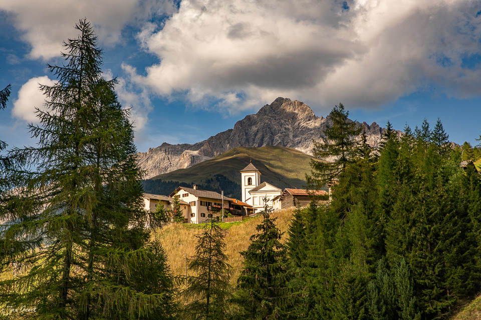 Dorfkirche Tinizong mit Bergen Sommerliche Berglandschaft Graubünden Schweiz Jan Geerk Fotograf Basel