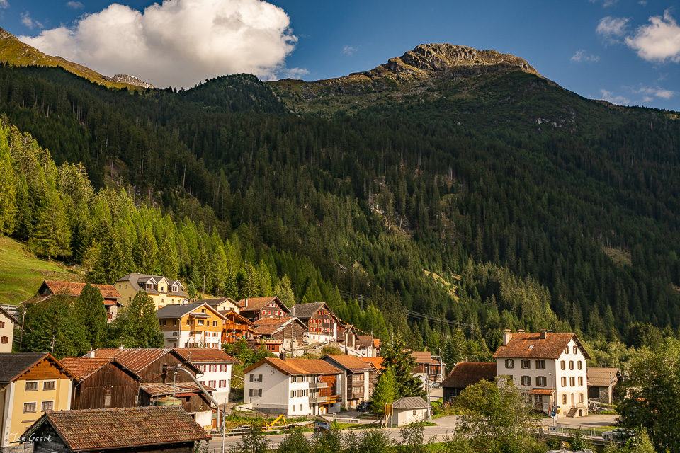 Alpendorf Tinizong mit Berghängen und Nadelwald bei Sommerlicht in Graubünden Schweiz – Jan Geerk Fotograf Basel
