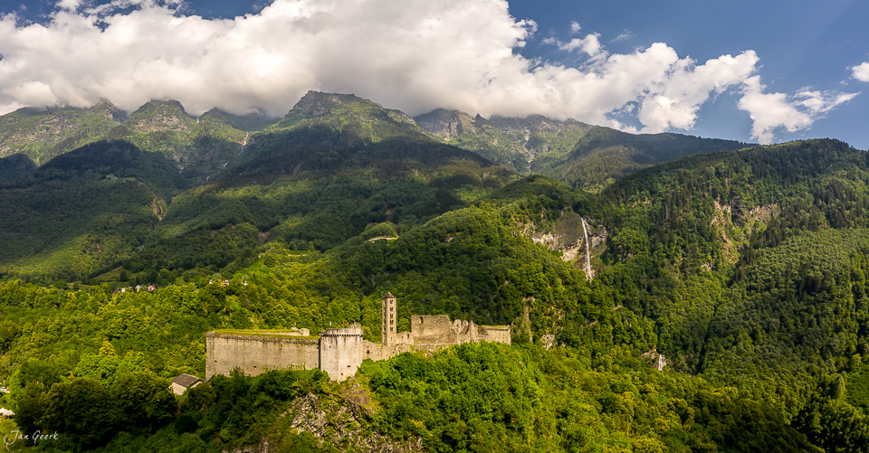 Mittelalterliche Burgruine Castello di Mesocco in grüner Berglandschaft, Sommer, Graubünden Schweiz – Jan Geerk Fotograf Basel