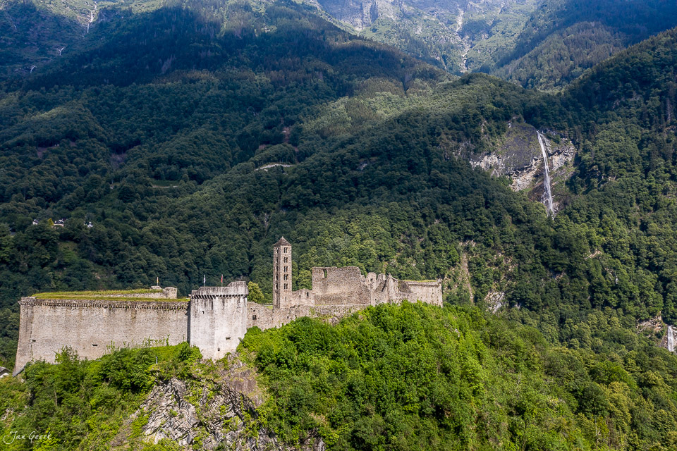 Mittelalterliche Burganlage Castello di Mesocco in grüner Berglandschaft, Sommer, Graubünden Schweiz – Jan Geerk Fotograf Basel